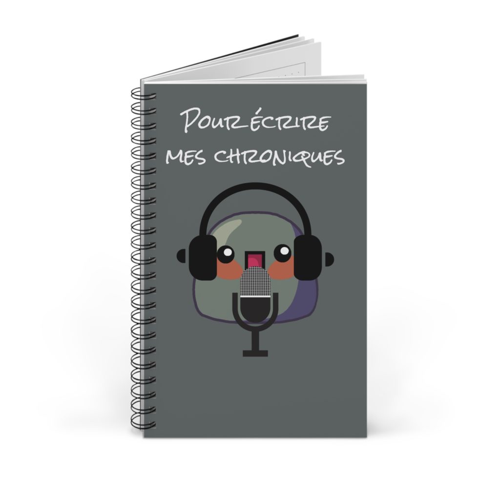 Carnet "Pour écrire mes chroniques" avec un Kyou animateur radio en gros plan et micro