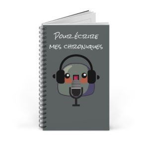 Carnet "Pour écrire mes chroniques" avec un Kyou animateur radio en gros plan et micro