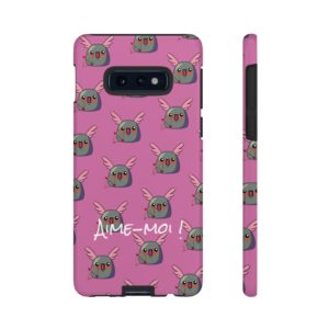Coque de téléphone "Aime-moi" avec un pattern de Kyous Cupidon sur fond rose