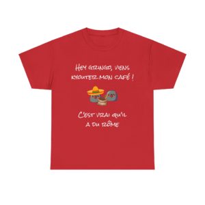 T-shirt rouge "Café Chipouille" avec un Kyou sombrero et la phrase culte des Inconnus.