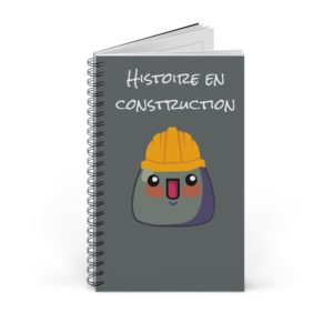 Carnet à spirale avec un Kyou portant un casque de chantier et l’inscription "Histoire en construction".