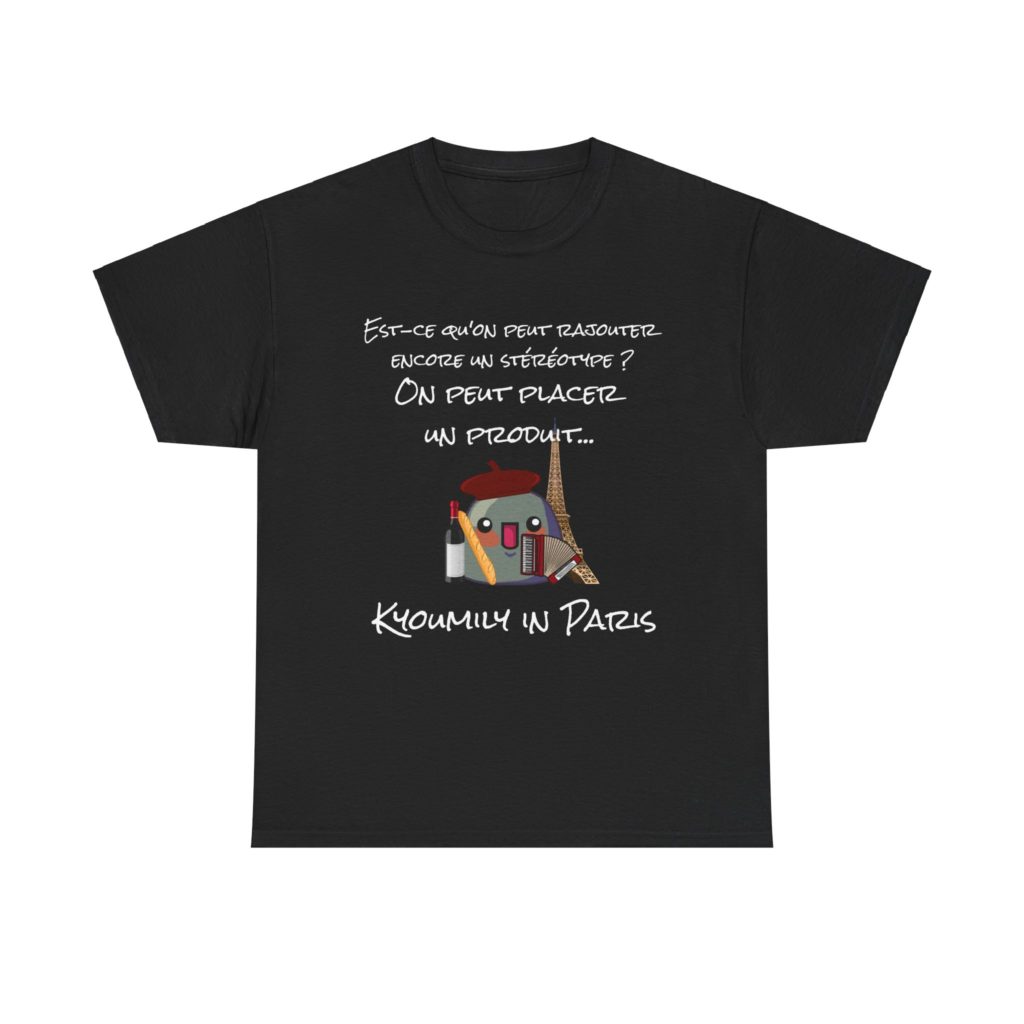 T-shirt "Kyoumily in Paris" avec un Kyou portant un béret, une baguette, du vin, un accordéon et la Tour Eiffel