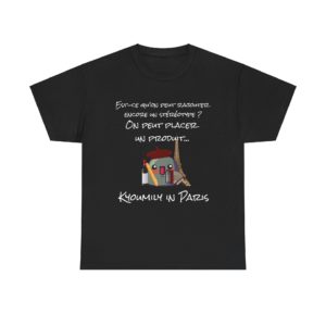 T-shirt "Kyoumily in Paris" avec un Kyou portant un béret, une baguette, du vin, un accordéon et la Tour Eiffel