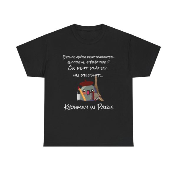 T-shirt "Kyoumily in Paris" avec un Kyou portant un béret, une baguette, du vin, un accordéon et la Tour Eiffel