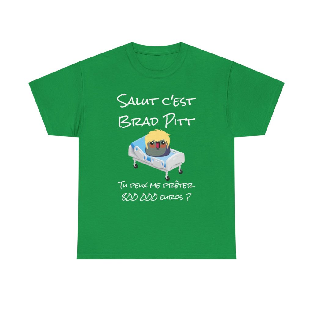 T-shirt vert "Salut c'est Brad Pitt" avec un Kyou blond allongé sur un lit d'hôpital, clin d'œil à l’arnaque du faux Brad Pitt