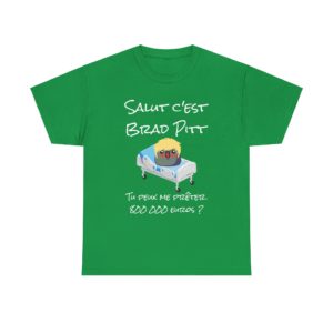 T-shirt vert "Salut c'est Brad Pitt" avec un Kyou blond allongé sur un lit d'hôpital, clin d'œil à l’arnaque du faux Brad Pitt