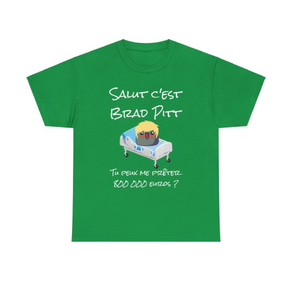 T-shirt vert "Salut c'est Brad Pitt" avec un Kyou blond allongé sur un lit d'hôpital, clin d'œil à l’arnaque du faux Brad Pitt