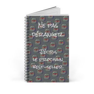 un carnet avec écrit dessus ne pas déranger j'écris le prochain best-seller avec des kyous en design de fond