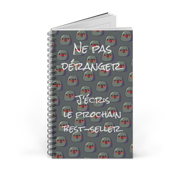 un carnet avec écrit dessus ne pas déranger j'écris le prochain best-seller avec des kyous en design de fond