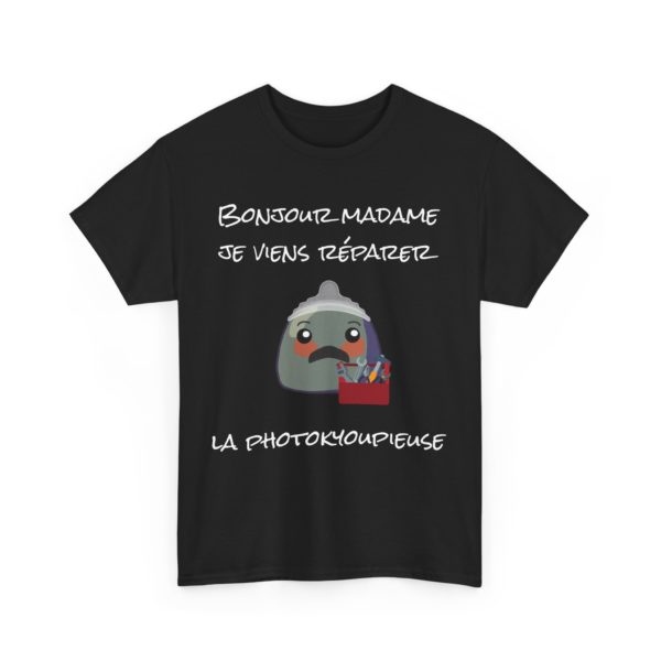 T-shirt "Bonjour madame, je viens réparer la photokyoupieuse" – Un classique du cinéma... d’entreprise ! – Image 3