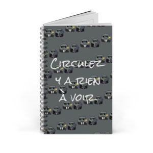 Carnet humoristique Menhirs Blacks avec phrase "Circulez, y a rien à voir" et pattern d'agents secrets Kyous.