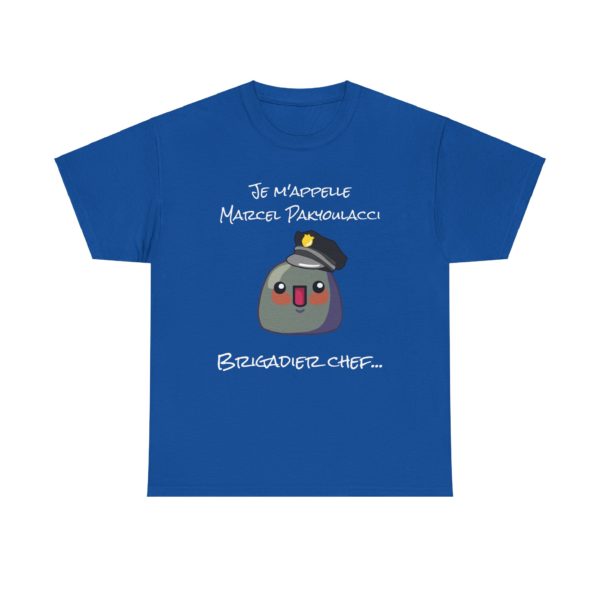 T-shirt bleu avec texte humoristique "Je m'appelle Marcel Pakyoulacci" et un Kyou en policier, hommage aux Inconnus