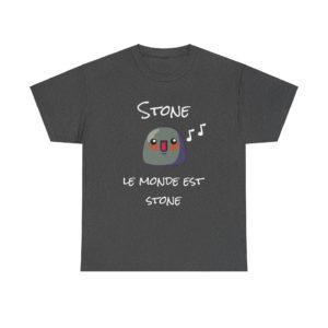 T-shirt "Stone, le monde est stone" avec un Kyou et des notes de musique, hommage à Starmania