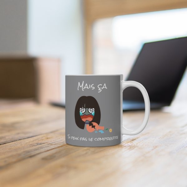 Mug gris "Mais ça, tu peux pas le comprendre" avec un Kyou dramatique et un vase brisé, référence aux Inconnus