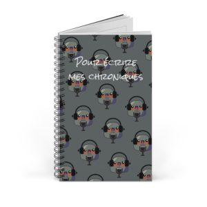 Carnet "Pour écrire mes chroniques" avec un Kyou animateur radio et micro en main