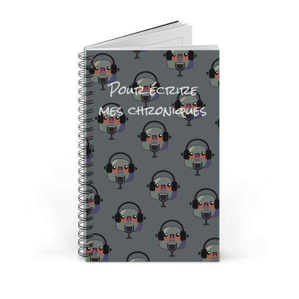Carnet "Pour écrire mes chroniques" avec un Kyou animateur radio et micro en main