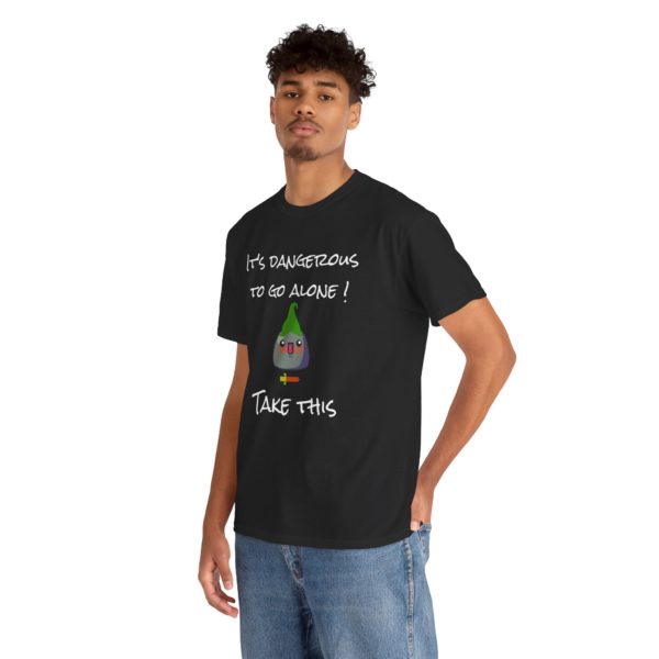 🗡️ T-shirt "It's Dangerous to Go Alone" – L'équipement de base pour tout héros – Image 5