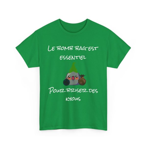 🎮 T-SHIRT "Le Bomb Bag est essentiel pour briser des Kyous" – Équipe-toi pour l’aventure ! – Image 3
