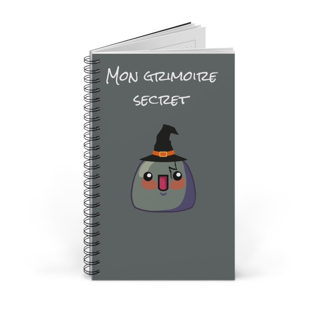 Carnet à spirale avec un Kyou sorcier portant un chapeau de magicien et une cicatrice magique sur le front