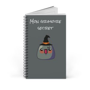 Carnet à spirale avec un Kyou sorcier portant un chapeau de magicien et une cicatrice magique sur le front