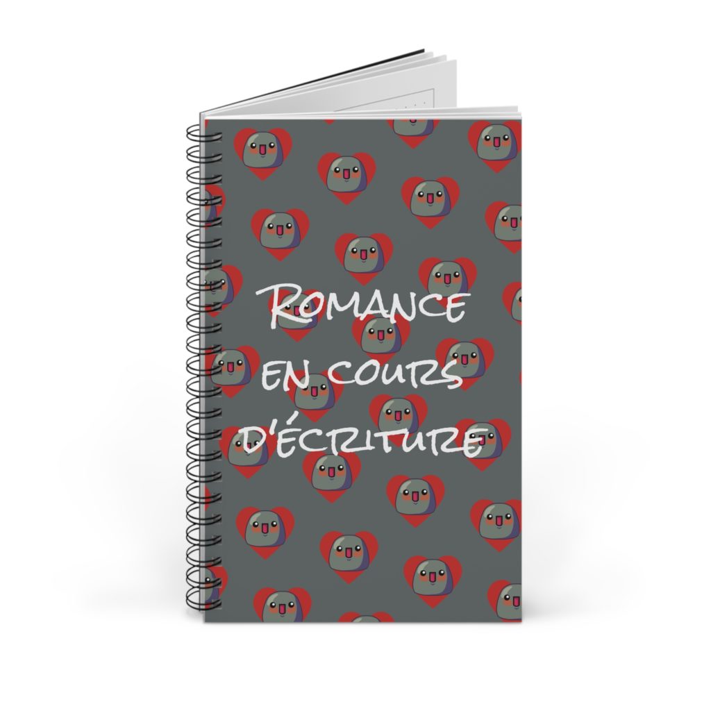 Carnet romantique avec une pattern de Kyous en forme de cœur, parfait pour l’écriture
