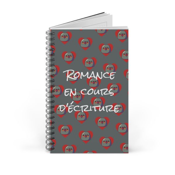 Carnet romantique avec une pattern de Kyous en forme de cœur, parfait pour l’écriture