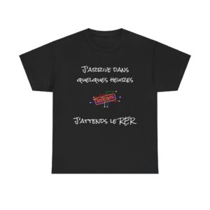 T-shirt noir "J’attends le RER" avec un panneau d’affichage en panne et un message humoristique