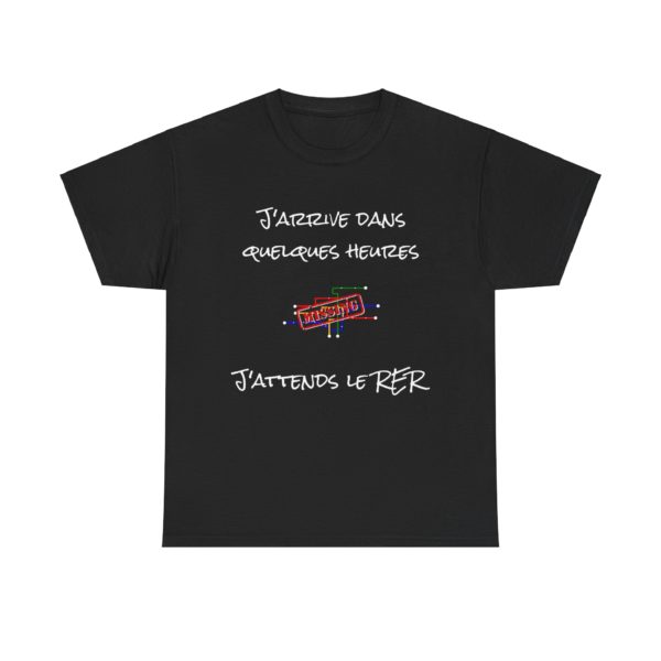 T-shirt noir "J’attends le RER" avec un panneau d’affichage en panne et un message humoristique