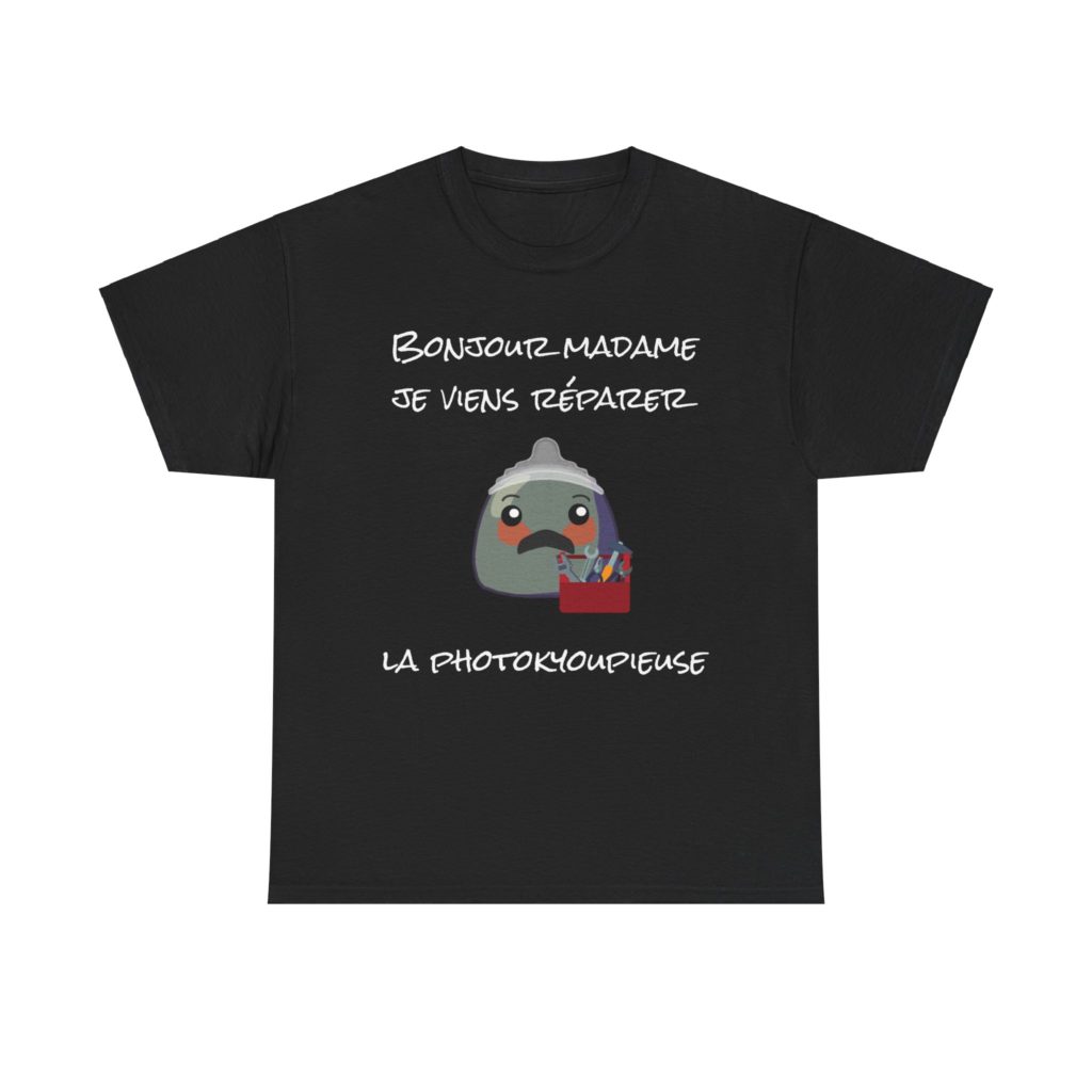 T-shirt noir "Bonjour madame, je viens réparer la photokyoupieuse" avec un Kyou moustachu et sa boîte à outils