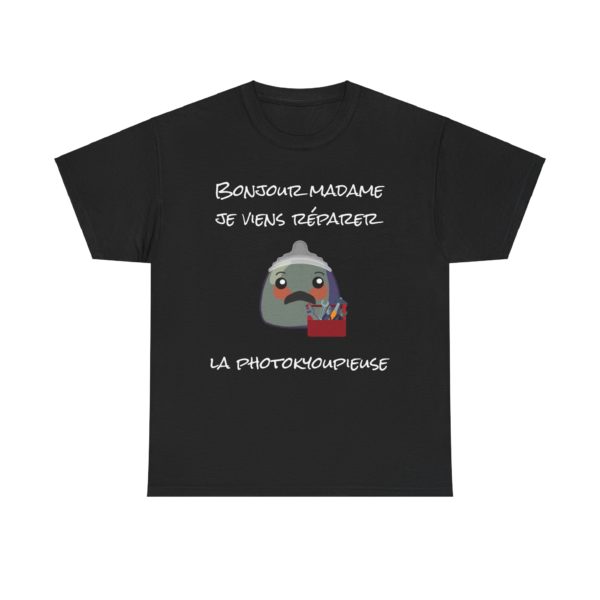 T-shirt noir "Bonjour madame, je viens réparer la photokyoupieuse" avec un Kyou moustachu et sa boîte à outils