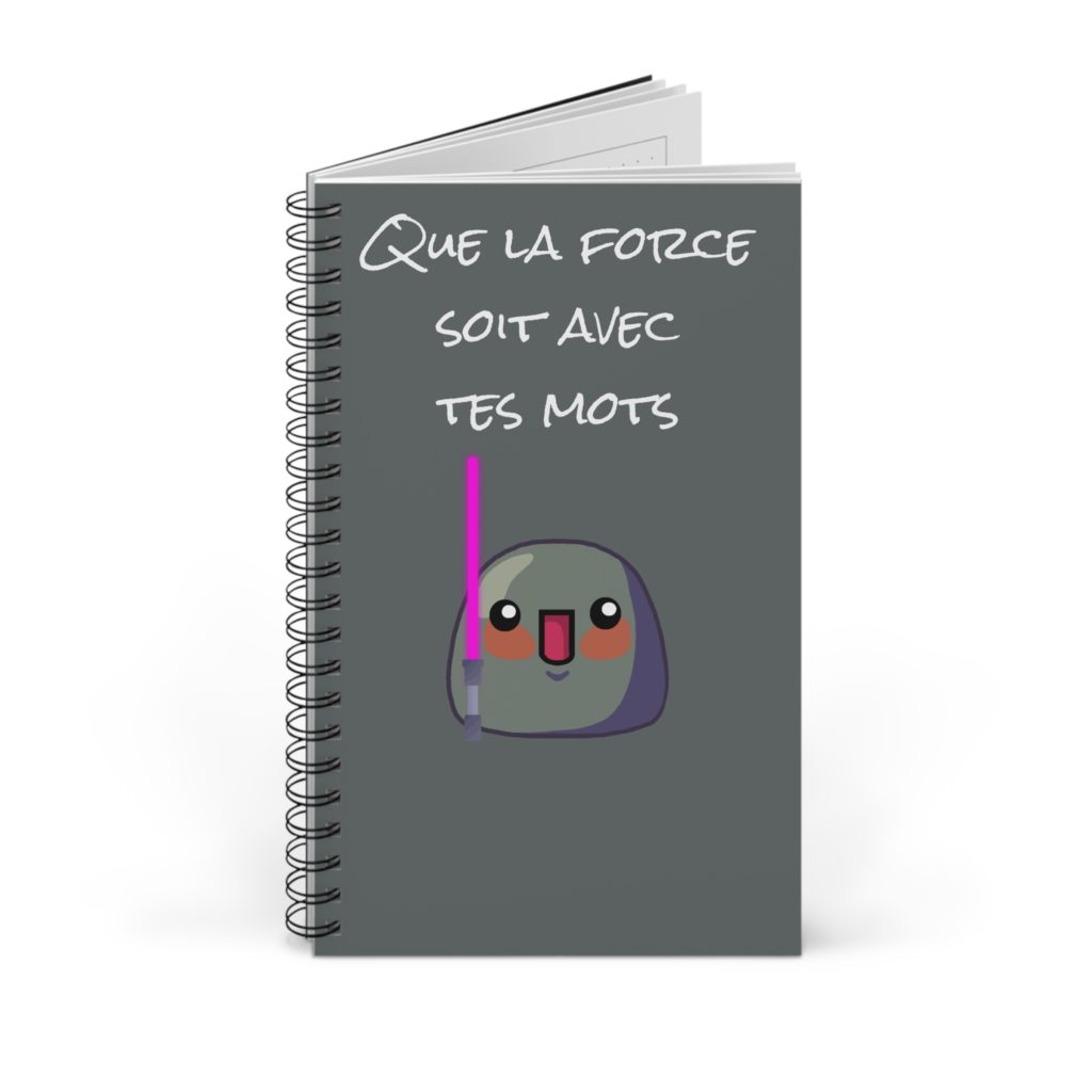 Carnet à spirale avec un Kyou et son sabre laser et l'inscription "Que la force soit avec tes mots"