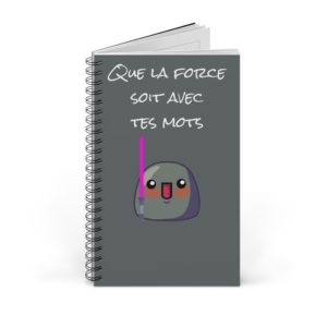 Carnet à spirale avec un Kyou et son sabre laser et l'inscription "Que la force soit avec tes mots"